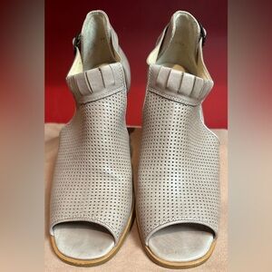 Paul Green Beige Leather Peep Toe Ankle Buckle Strap Bootie/Heels Women’s Sz 7